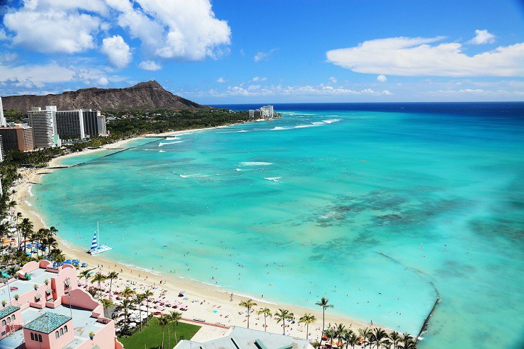 Bãi biển Waikiki, Hawaii: Là một trong những bãi biển nổi tiếng được ngưỡng mộ nhất trên thế giới, Waikiki trên đảo Honolulu sẽ có tất cả những gì mà những người thích cảm giác mạnh hy vọng tìm thấy. Đó là những bãi biển đầy cát và rất nhiều hoạt động lướt sóng, chèo ván đứng (SUP), lặn biển cùng rạn san hô... Những người yêu thích phiêu lưu có thể tham gia các chuyến đi bộ đường dài và các chuyến đi địa hình, đu dây hoặc cưỡi ngựa.
