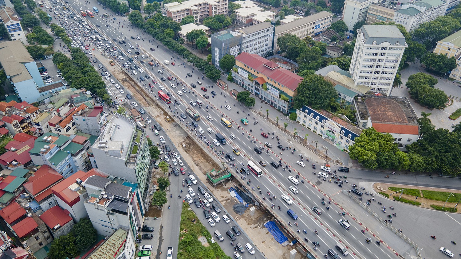 Rào chắn xây cầu vượt tại nút giao Mai Dịch, kẹt xe nghiêm trọng - 2