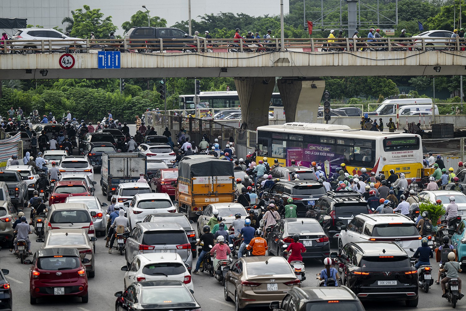 Rào chắn xây cầu vượt tại nút giao Mai Dịch, kẹt xe nghiêm trọng - 9