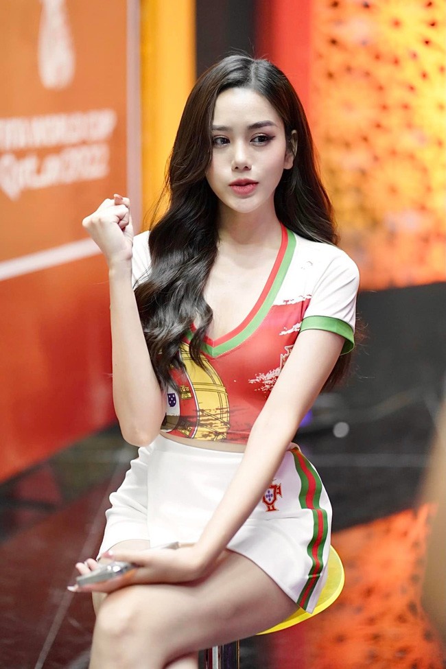 Phùng Diệu Thúy (sinh năm 1999) là hot girl nổi tiếng Hà thành.
