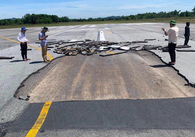 Mặt đường băng sân bay Vinh bị vỡ hồi tháng 7 vừa qua rộng tới gần 42 m2.
