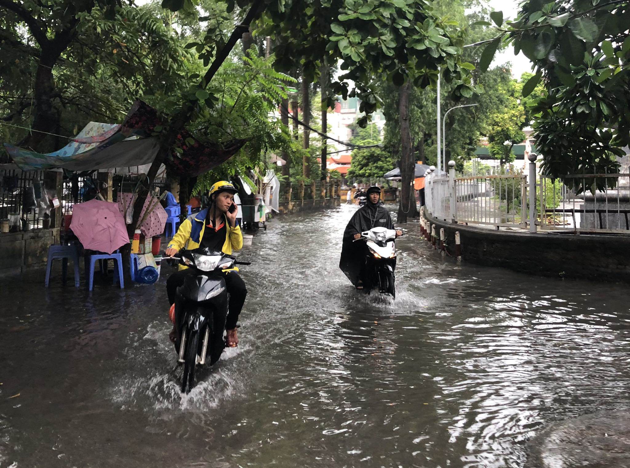 Hà Nội: Mưa xối xả giữa trưa, người dân khổ sở “mò” lối đi - 10