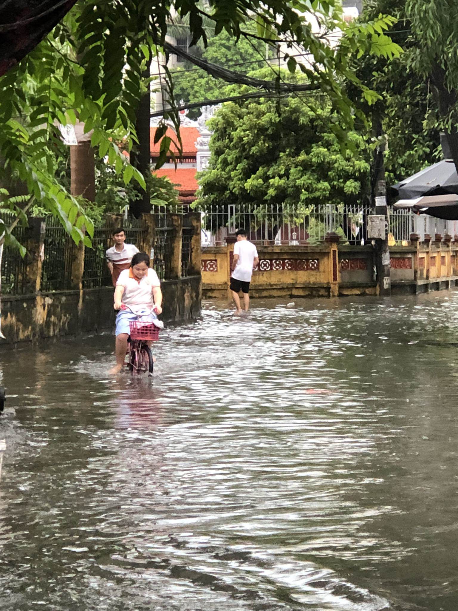 Hà Nội: Mưa xối xả giữa trưa, người dân khổ sở “mò” lối đi - 7