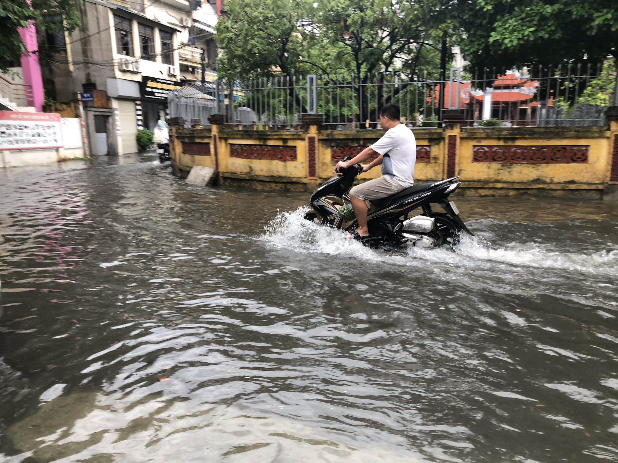 Hà Nội: Mưa xối xả giữa trưa, người dân khổ sở “mò” lối đi - 8