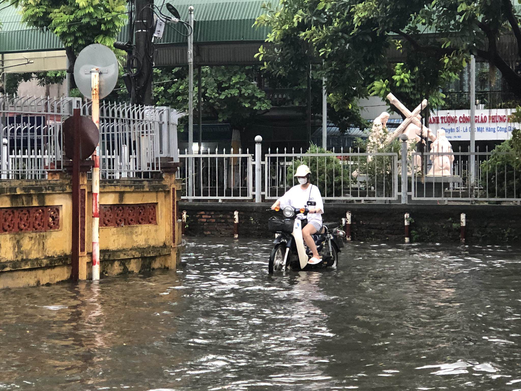 Hà Nội: Mưa xối xả giữa trưa, người dân khổ sở “mò” lối đi - 9