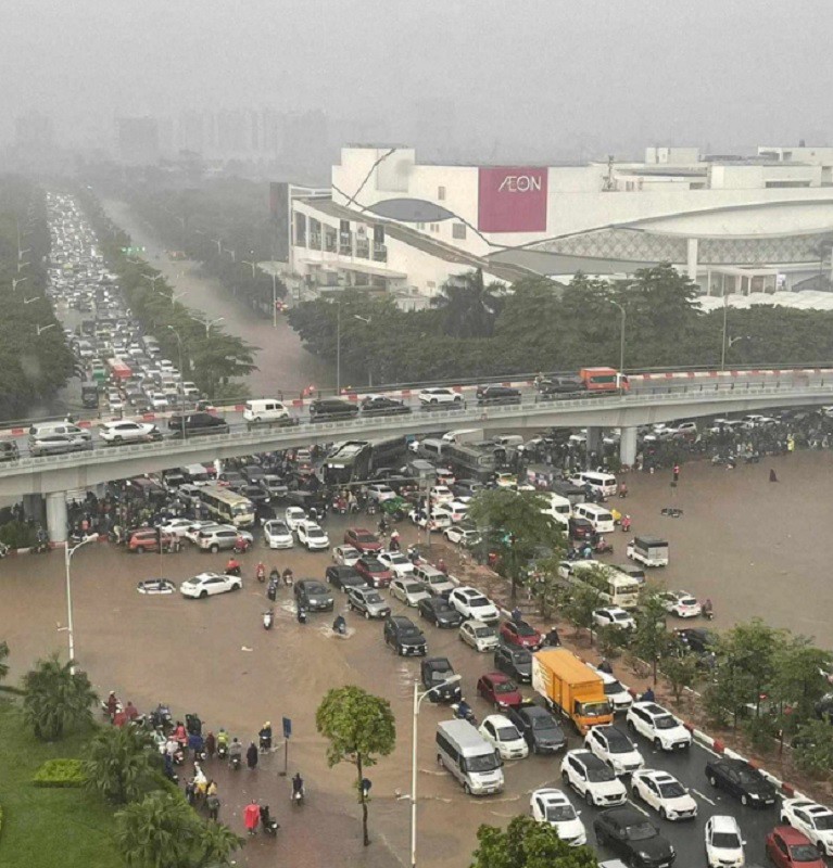 Ngã tư Aeon Mall Long Biên thường xuyên ngập lụt khi có mưa lớn. Ảnh: Hoa Lê