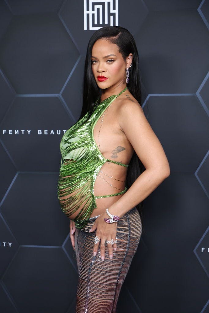Rihanna ra mắt thời trang táo bạo dành cho bà bầu Savage x Fenty - 1