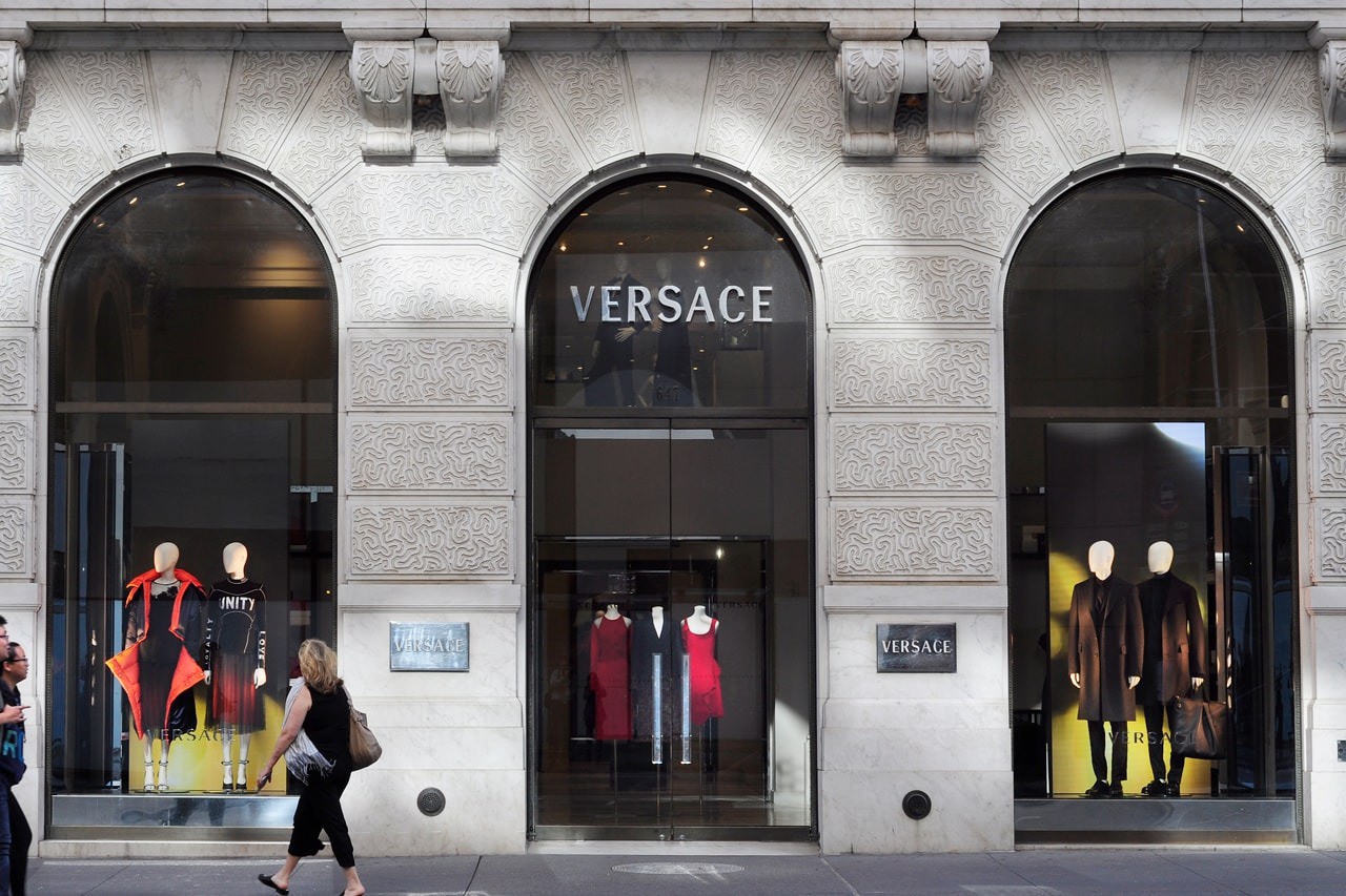 Hãng thời trang xa xỉ Versace, Jimmy Choo và Michael Kors có chủ nhân mới - 1