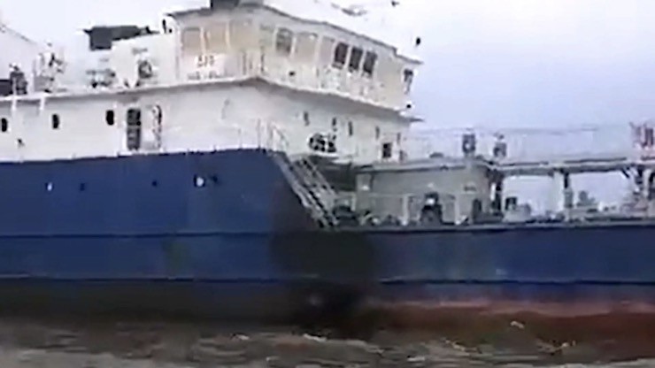 Video: Lỗ thủng ở thân tàu chở dầu Nga sau khi bị xuồng tự sát tấn công gần cầu Crimea - 1