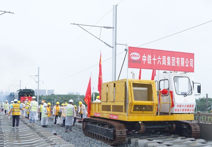 Đây là tuyến đường sắt cao tốc đầu tiên ở Đông Hưng (Quảng Tây, Trung Quốc). Đông Hưng nằm sát với thành phố Móng Cái, Việt Nam. Tuyến đường sắt này dài 46.9km.
