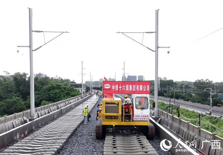 Với tuyến đường sắt này thời gian từ Phòng Thành Cảng đến Đông Hưng sát với biên giới Việt Nam - Trung Quốc rút ngắn từ 60 phút xuống còn 20 phút.
