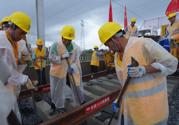 Dự kiến toàn tuyến đường sắt được đưa vào hoạt động cuối tháng 12. Phần hầm và cầu đã hoàn thành toàn bộ, các nhà ga đã hoàn thành 97%.
