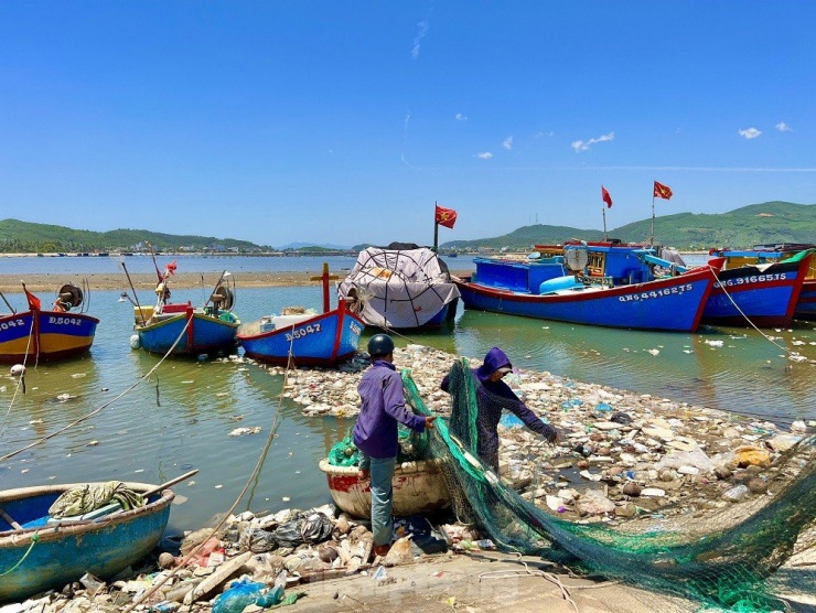 Rùng mình với hàng tấn rác thải chất đống ở đầm nước mặn Sa Huỳnh - 9