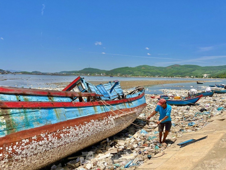 Rùng mình với hàng tấn rác thải chất đống ở đầm nước mặn Sa Huỳnh - 5