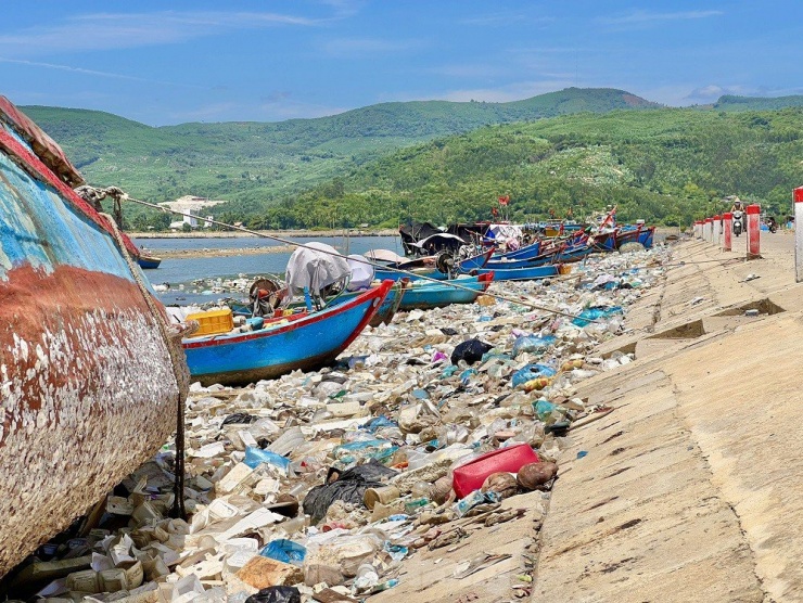 Rác thải bủa vây ảnh hưởng đến cuộc sống của hàng trăm hộ dân. (Ảnh: Nguyễn Ngọc)