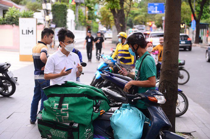 Khách mua hàng online luôn thích được giao hàng nhanh, phí vận chuyển thấp .Ảnh: HOÀNG TRIỀU