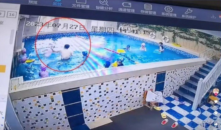 Phẫn nộ huấn luyện viên dạy bơi tại Trung Quốc liên tục dìm đầu bé gái 7 tuổi xuống nước - 2
