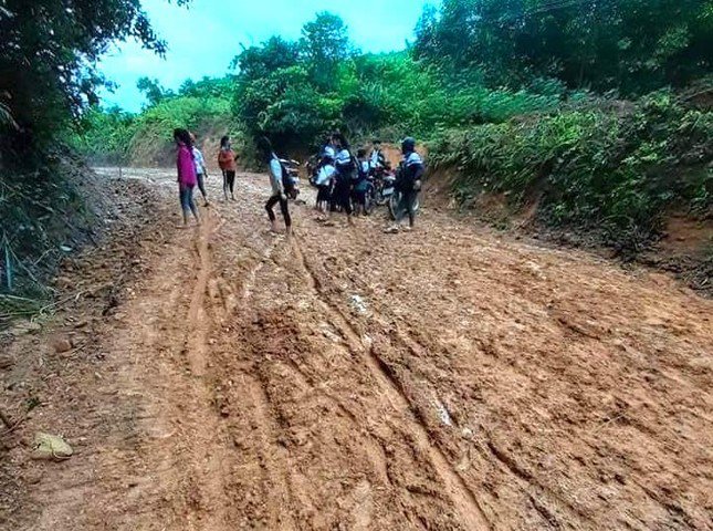 Hình ảnh nhóm học sinh lội bùn đi học trên con đường lầy lội bùn đất đã khiến dư luận trên địa bàn xôn xao.