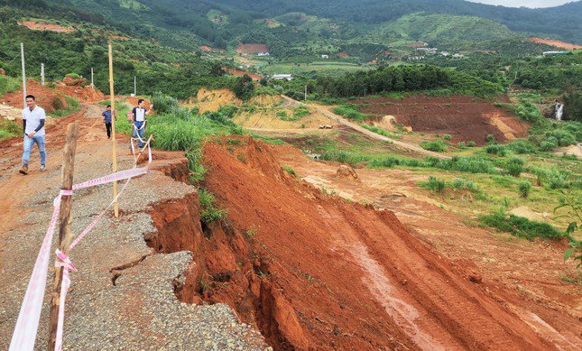Lâm Đồng: Nhiều đoạn quốc lộ rạn nứt chân chim, hồ chứa nước gần 500 tỷ sạt lở nghiêm trọng - 3