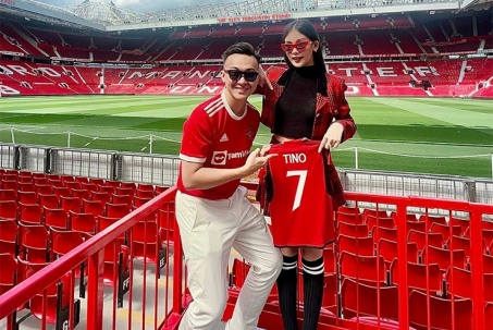 Hoa hậu Lê Âu Ngân Anh báo tin vui với chồng MC thời sự trên sân vận động Old Trafford