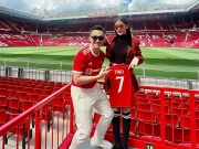 Đời sống Showbiz - Hoa hậu Lê Âu Ngân Anh báo tin vui với chồng MC thời sự trên sân vận động Old Trafford