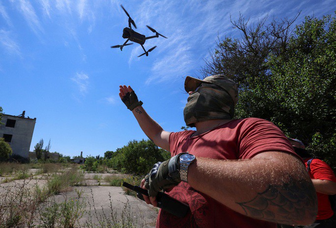 Lực lượng bảo vệ lãnh thổ Nga vận hành drone ở một trường bắn gần Crimea. Ảnh: Reuters