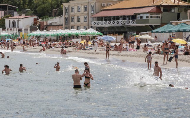 Thành phố Ukraine mở cửa các bãi biển lần đầu tiên kể từ khi xung đột bùng phát - 1