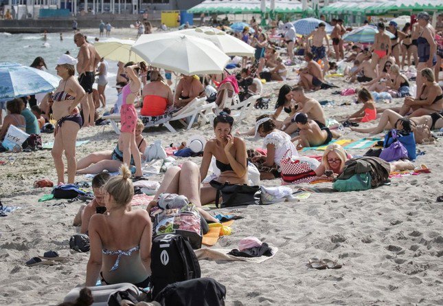 Thành phố Ukraine mở cửa các bãi biển lần đầu tiên kể từ khi xung đột bùng phát - 2