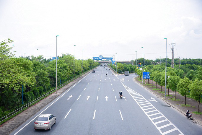 Đặc biệt, địa bàn huyện cách sân bay quốc tế Nội Bài 13 km - cửa ngõ thông thương với quốc tế đã tạo cho Đông Anh nhiều lợi thể phát triển mọi mặt về kinh tế - xã hội. Theo đề án, huyện Đông Anh được định hướng phát triển thành trung tâm công nghiệp công nghệ cao, dịch vụ, tài chính, thương mại và giao dịch quốc tế khu vực bắc sông Hồng, đóng vai trò động lực phát triển ở phía bắc Thủ đô.