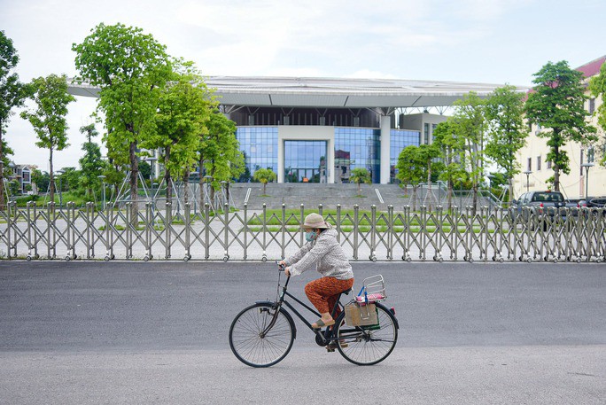 Dù với điều kiện giao thông thuận lợi nhưng hoạt động thương mại, dịch vụ vẫn chưa phát triển tương xứng tại địa phương này.