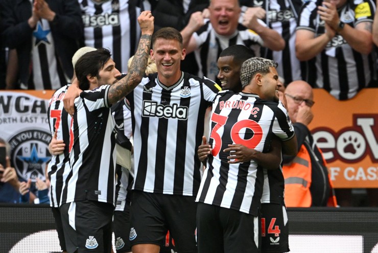 Newcastle tạm thời dẫn đầu sau chiến thắng 5-1 trước Aston Villa