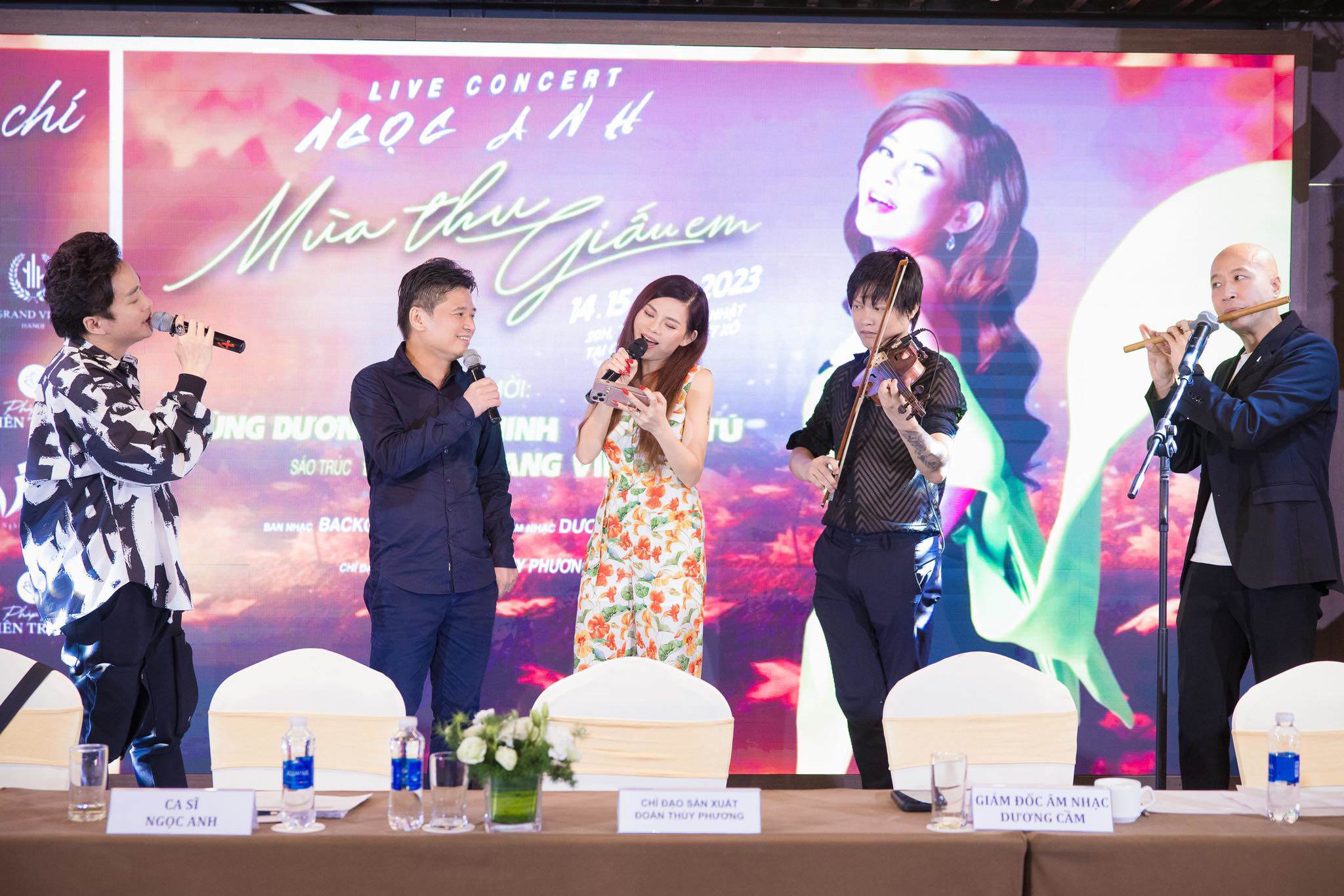 Tùng Dương, Tấn Minh và Ngọc Anh cùng hát trên sân khấu trong tiếng đàn violin của nghệ sĩ Anh Tú và tiếng sáo trúc của nghệ sĩ Đồng Quang Vinh