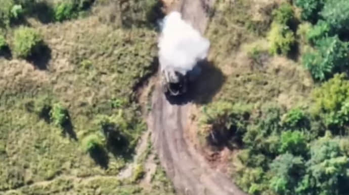 Ukraine đăng video UAV tập kích xe bọc thép “Kẻ hủy diệt” của Nga - 1