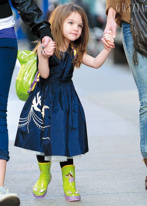 Con gái Tom Cruise lần đầu tiên khoe dáng trên phố với set đồ khoe cơ thể đẹp như tranh - 11