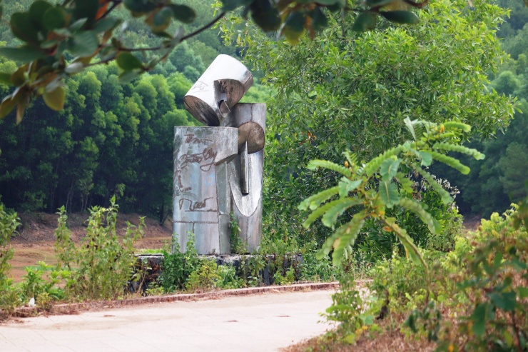 Ông Phan Ngọc Thọ từng lưu ý, việc hồ Thủy Tiên cùng đồi Thiên An bị bỏ hoang kéo dài là một sự lãng phí. Do đó, việc hình thành công viên văn hóa phục vụ cộng đồng, cảnh quan nơi đây sẽ phù hợp cho việc xây dựng một không gian sáng tạo đương đại, công viên vườn tượng… (Ảnh: Ngọc Văn)