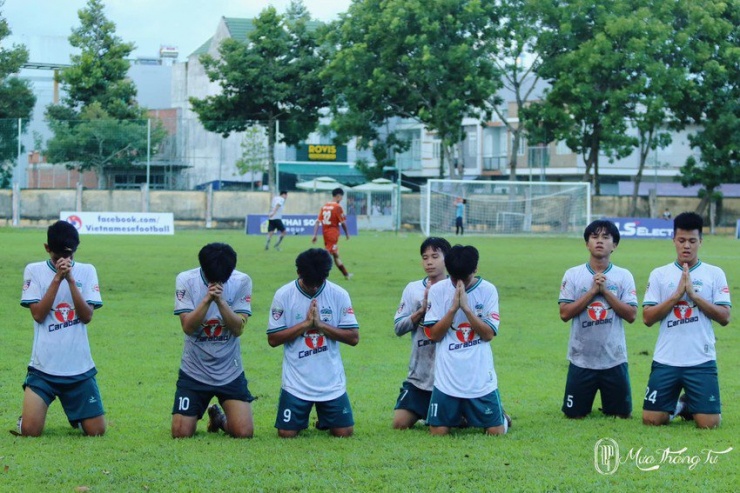 Các cầu thủ U-15 HA Gia Lai tưởng niệm thầy Dương Minh Ninh, bác sĩ Đào Trọng Trí, cầu thủ Paollo. Ảnh: CLB