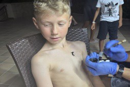 Cậu bé gặp họa với hình xăm henna trên ngực