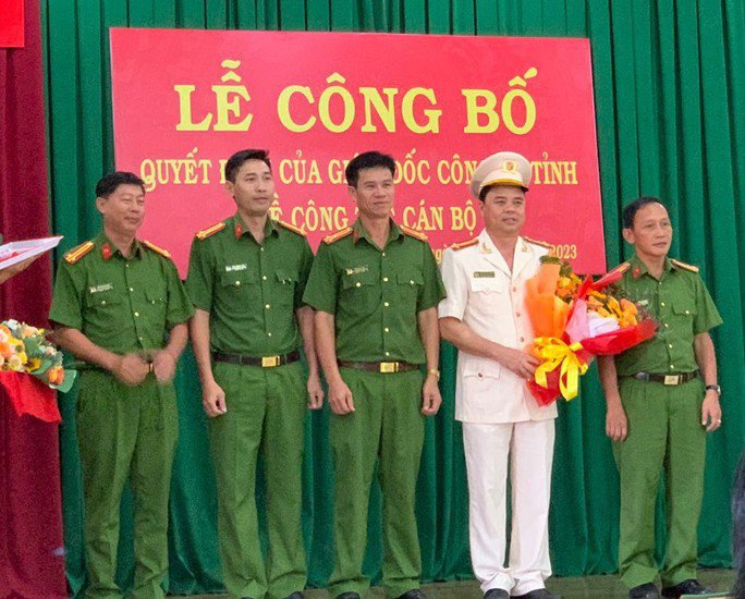 Ban lãnh đạo Công an TP Thuận An chúc mừng tân Phó Trưởng Công an