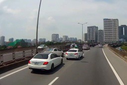 Clip: Xe Mercedes thiếu quan sát húc ô tô bay lên dải phân cách