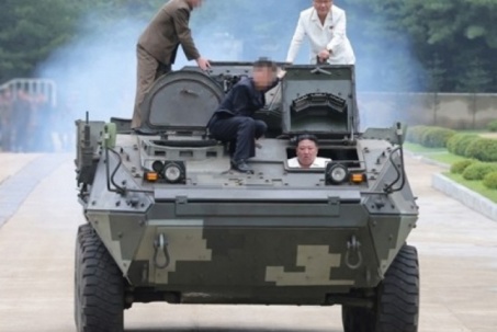 Chủ tịch Triều Tiên thăm nhà máy vũ khí, đích thân lái xe bọc thép mới