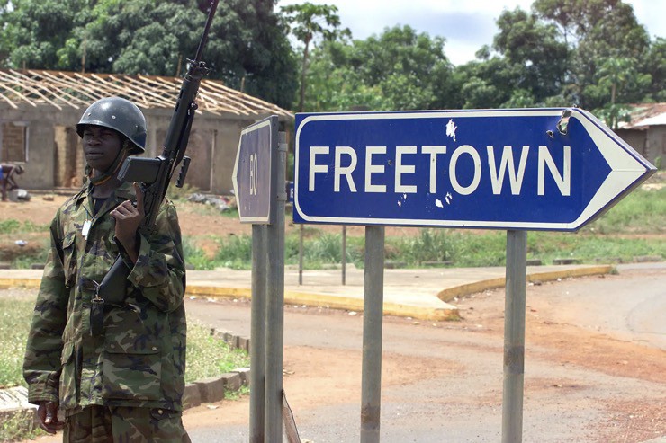 Binh sĩ Sierra Leone đứng gác ở thị trấn cách thủ đô Freetown khoảng 64km.