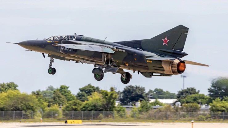 Video: Cận cảnh phi công kích hoạt ghế phóng, nhảy dù khỏi tiêm kích MiG-23 rơi ở Mỹ - 1