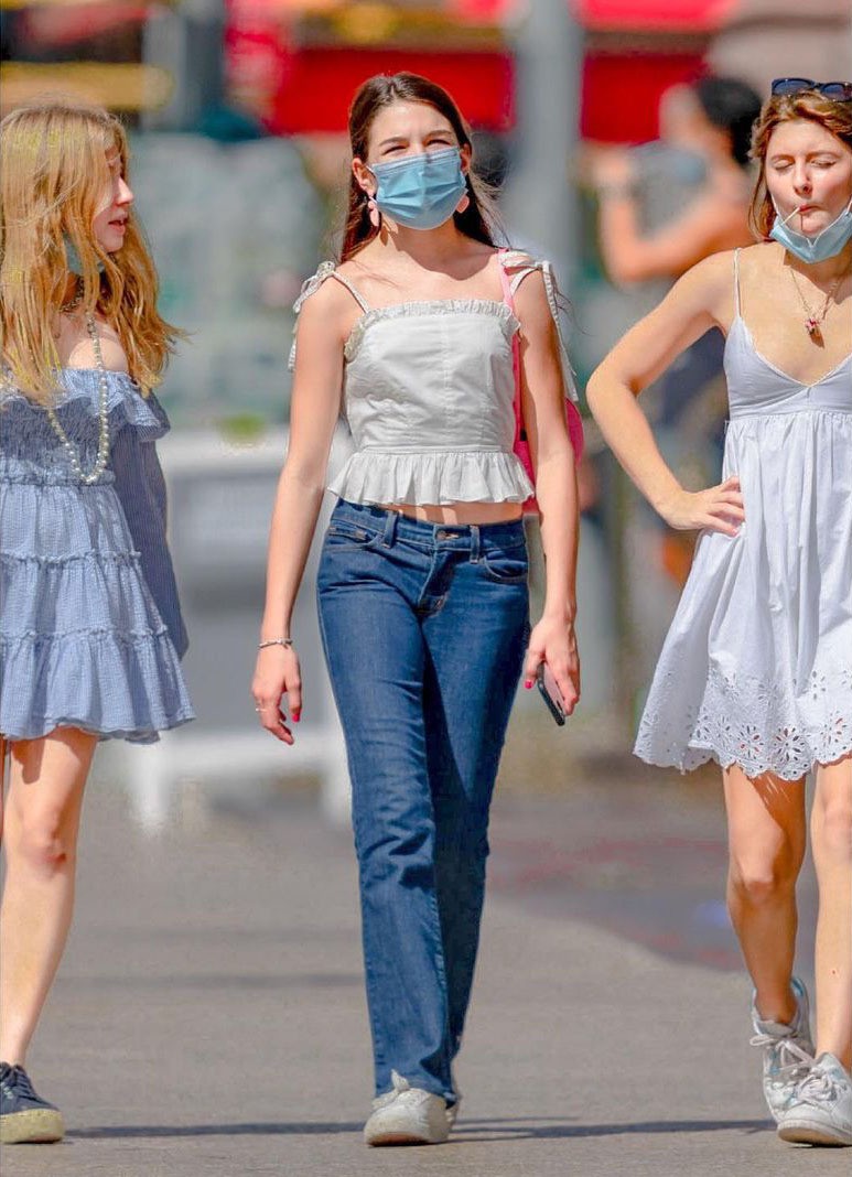 Con gái Tom Cruise lần đầu tiên khoe dáng trên phố với set đồ khoe cơ thể đẹp như tranh - 8