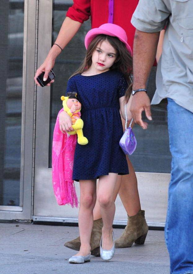 Con gái Tom Cruise lần đầu tiên khoe dáng trên phố với set đồ khoe cơ thể đẹp như tranh - 13