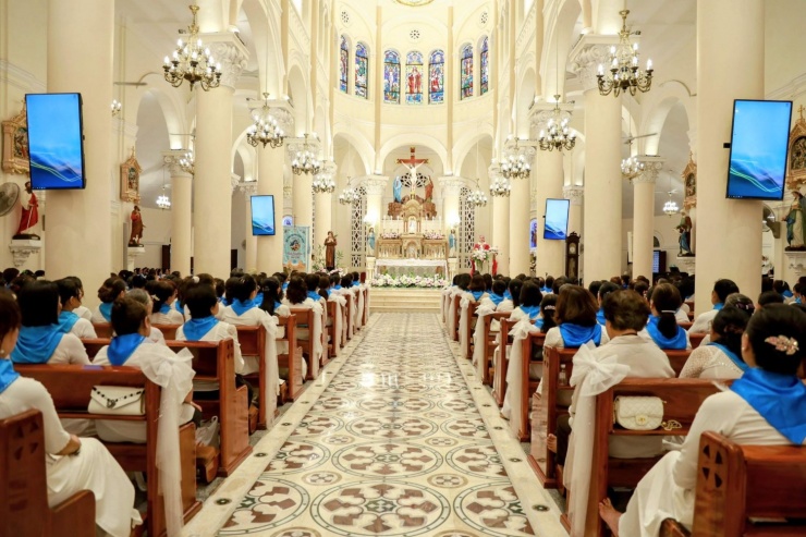 Bên trong tòa nhà là thánh đường khá bề thế với hai hàng cột Gothic, dẫn tới bàn thờ chính. Ảnh: GHTĐ.