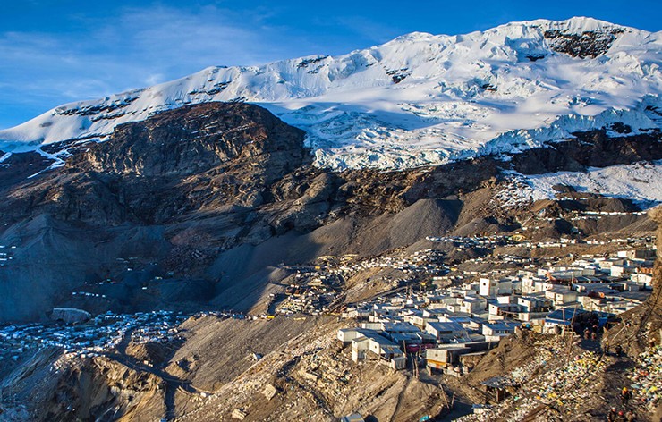 La Rinconada là một thị trấn nằm dưới chân con sông băng Andean hùng vĩ ở Peru, ở độ cao 5.100m so với mực nước biển. 
