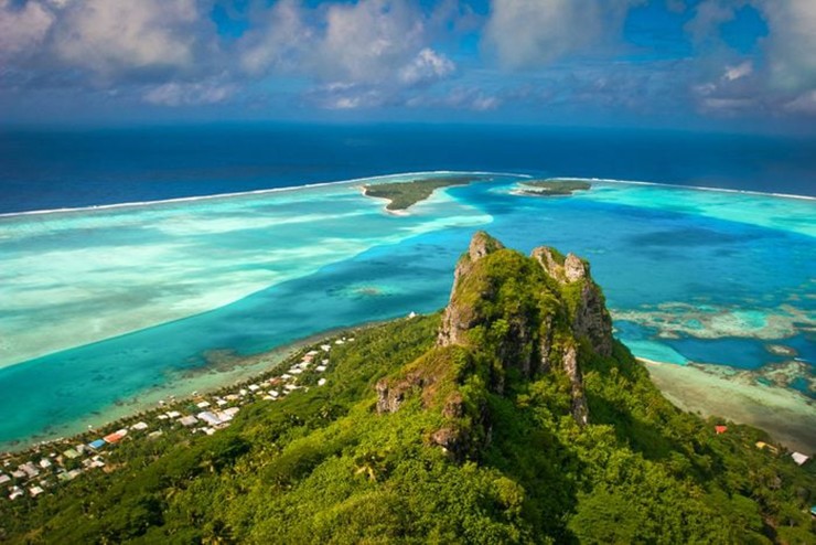 Bora Bora, Tahiti và Quần đảo Society, Polynesia thuộc Pháp nằm trong danh sách nghỉ dưỡng của nhiều du khách. Nhưng trong 100 năm tới, nó có thể không còn là một lựa chọn nữa. Một bài báo đăng trên tạp chí Bảo tồn Thiên nhiên đã dự đoán rằng 30% số đảo của nó sẽ bị nước tràn vào vào cuối thế kỷ này. Chính phủ đang xem xét xây dựng “đảo nổi” cho cư dân gần Tahiti với hy vọng thu hút các công ty công nghệ đến với ý tưởng này.
