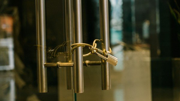 Tức giận vì bị đuổi việc, một người khóa chặt cửa văn phòng, nhốt 9 đồng nghiệp cũ - 1