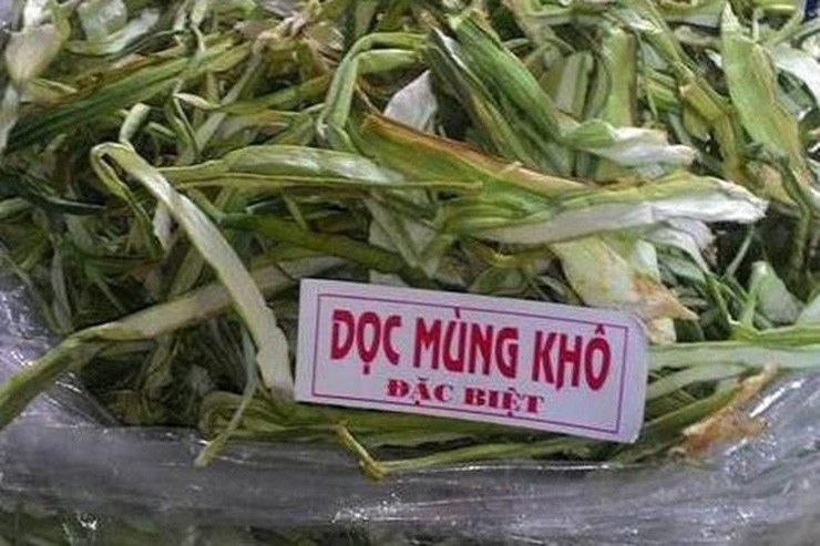 Nhiều cơ sở thu mua dọc mùng sấy khô để xuất khẩu
