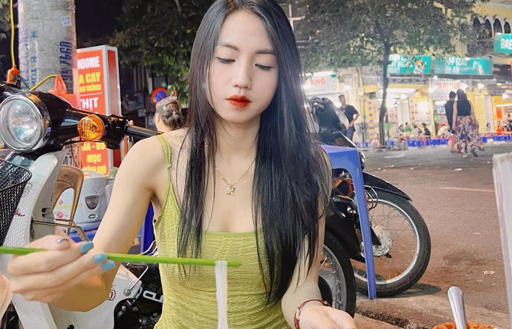 Dù thi đấu bóng đá từ bé nhưng người đẹp sinh năm 2000 vẫn sở hữu làn da trắng bóc nhờ biết cách chăm sóc.
